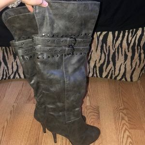 Sz 8.5 grayish/brown, detailed, FAUX-leather boots